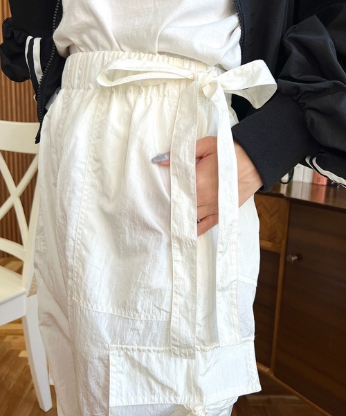 moment+（モーメントプラス）の「ナイロン光沢シャイニーワッシャーリボンテープカーゴパンツ（カーゴパンツ・レディース・オフホワイト/グレー/ブラック/ピンク・M）」の10枚目の写真