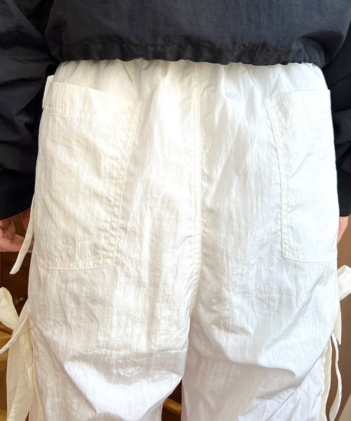 moment+（モーメントプラス）の「ナイロン光沢シャイニーワッシャーリボンテープカーゴパンツ（カーゴパンツ・レディース・オフホワイト/グレー/ブラック/ピンク・M）」の14枚目の写真