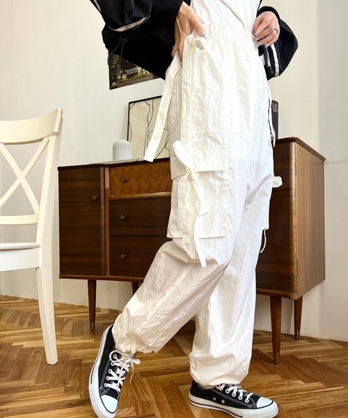 moment+（モーメントプラス）の「ナイロン光沢シャイニーワッシャーリボンテープカーゴパンツ（カーゴパンツ・レディース・オフホワイト/グレー/ブラック/ピンク・M）」の5枚目の写真