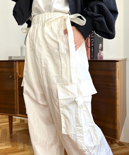 moment+（モーメントプラス）の「ナイロン光沢シャイニーワッシャーリボンテープカーゴパンツ（カーゴパンツ・レディース・オフホワイト/グレー/ブラック/ピンク・M）」の7枚目の写真