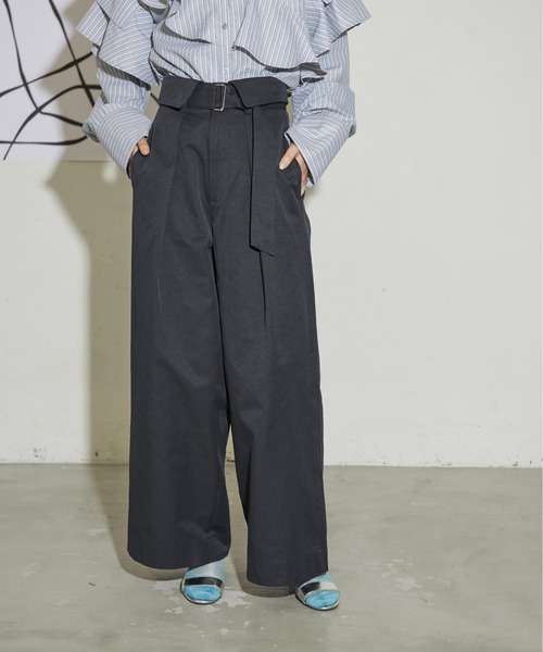THE YOn（ザヨン）の「カフウエストベルテッドタックワイドパンツ（チノパンツ・レディース・オリーブ/チャコールグレー/ネイビー・M/S）」の3枚目の写真
