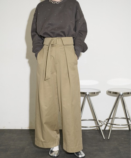 THE YOn（ザヨン）の「カフウエストベルテッドタックワイドパンツ（チノパンツ・レディース・オリーブ/チャコールグレー/ネイビー・M/S）」の13枚目の写真