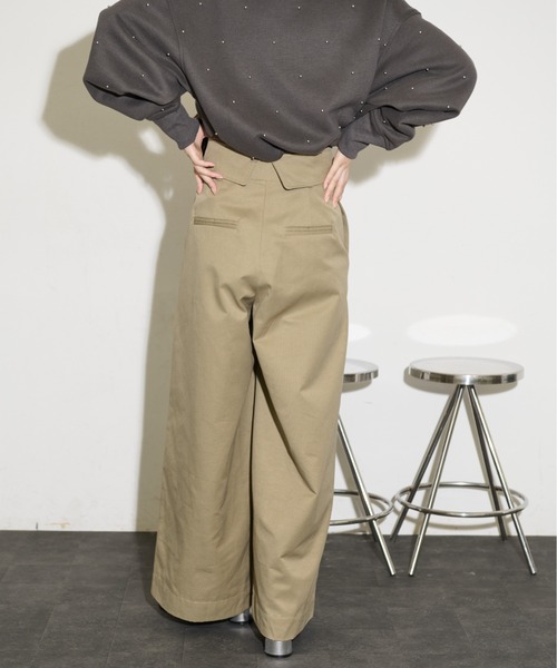 THE YOn（ザヨン）の「カフウエストベルテッドタックワイドパンツ（チノパンツ・レディース・オリーブ/チャコールグレー/ネイビー・M/S）」の19枚目の写真