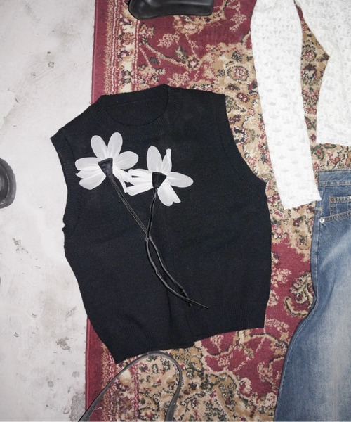musubore(ムスボレ)の「【 select 】flower charm vest / フラワーチャームベスト(ベスト・レディース・ブラック・FREE)」の6枚目の写真