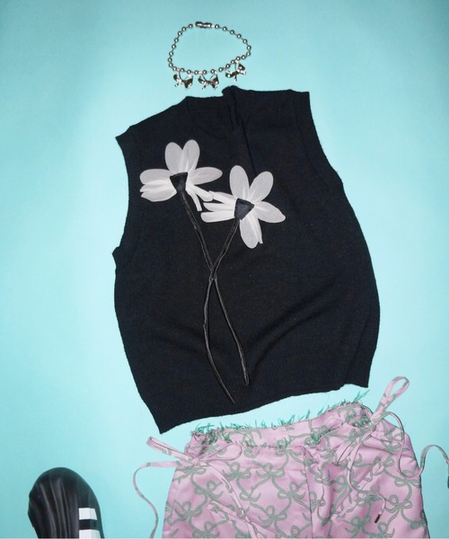 musubore(ムスボレ)の「【 select 】flower charm vest / フラワーチャームベスト(ベスト・レディース・ブラック・FREE)」の5枚目の写真