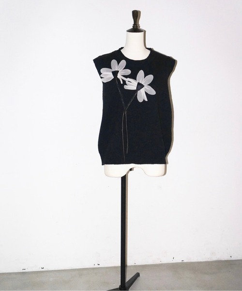 musubore(ムスボレ)の「【 select 】flower charm vest / フラワーチャームベスト(ベスト・レディース・ブラック・FREE)」の7枚目の写真