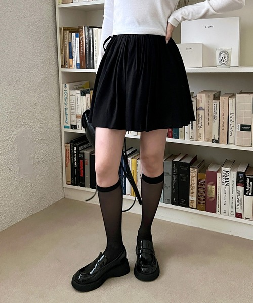 by muni:r(バイ ムニール)の「リンクルリボンミニスカート(スカート・レディース・アイボリー/ブラック・FREE)」の1枚目の写真