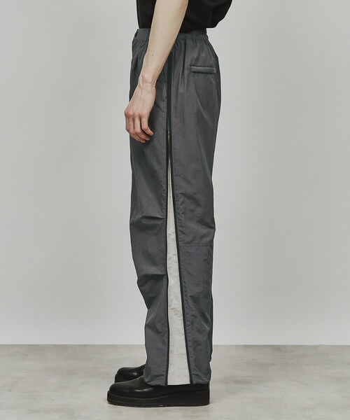 tk.TAKEO KIKUCHI（ティーケータケオキクチ）の「◆サイドオープンナイロンパンツ（その他パンツ・メンズ・ブラック/チャコールグレー・03/02）」の5枚目の写真