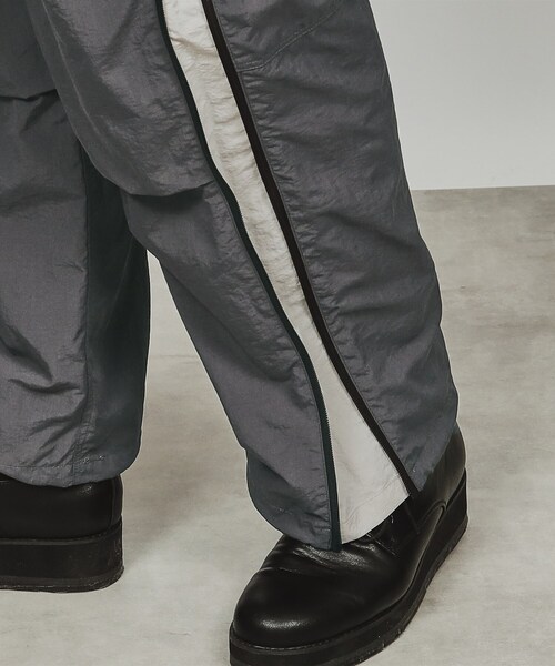 tk.TAKEO KIKUCHI（ティーケータケオキクチ）の「◆サイドオープンナイロンパンツ（その他パンツ・メンズ・ブラック/チャコールグレー・03/02）」の12枚目の写真