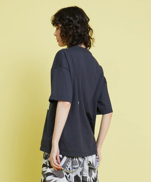 FRAPBOIS(フラボア)の「テイストブーケT(Tシャツ/カットソー・レディース・チャコールグレー/グレイッシュベージュ・2/1)」の7枚目の写真