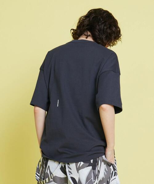 FRAPBOIS(フラボア)の「テイストブーケT(Tシャツ/カットソー・レディース・チャコールグレー/グレイッシュベージュ・2/1)」の8枚目の写真