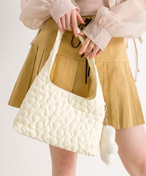 OLIVE des OLIVE（オリーブデオリーブ）の「フラワーキルティングバッグ　1041120110（ショルダーバッグ・レディース・アイボリー/ブルー/ピンク・FREE）」の6枚目の写真