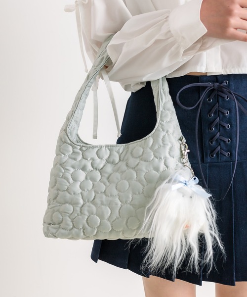 OLIVE des OLIVE（オリーブデオリーブ）の「フラワーキルティングバッグ　1041120110（ショルダーバッグ・レディース・アイボリー/ブルー/ピンク・FREE）」の2枚目の写真