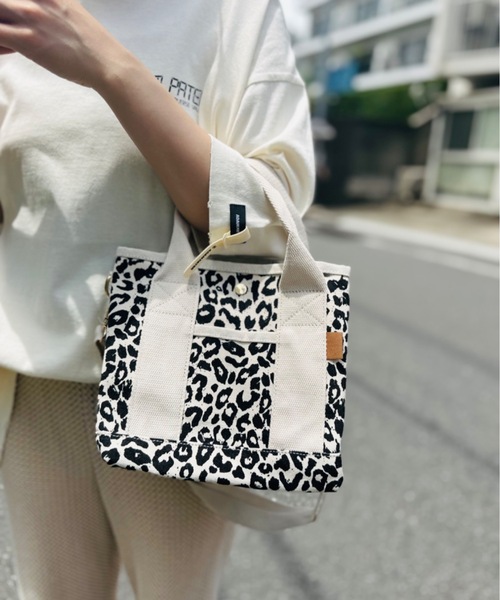 ALTROSE(アルトローズ)の「ALTROSE / ルーム2WAYミニトート / #250043(トートバッグ・レディース・ホワイト系その他/レオパード/グレー/ゼブラ/ホワイト系その他2/アニマル/ブラック/ホワイト×ブラック/グレー系その他/カーキ/ブラウン系その他/アイボリー/ブラウン・ONESIZE)」の11枚目の写真