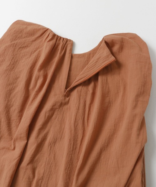 LAATO（ラート）の「gather blouse（シャツ/ブラウス・レディース・ダークグレー/オレンジ/ライトグレー・FREE）」の6枚目の写真