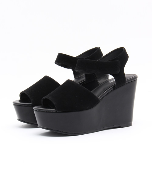 one after another NICE CLAUP（ワンアフターアナザーナイスクラップ）の「【mer11月号掲載 ナイスクラップ】スウェードウェッジサンダル（サンダル・レディース・ベージュ/グレー/ブラック・SMALL/MEDIUM/LARGE）」の2枚目の写真