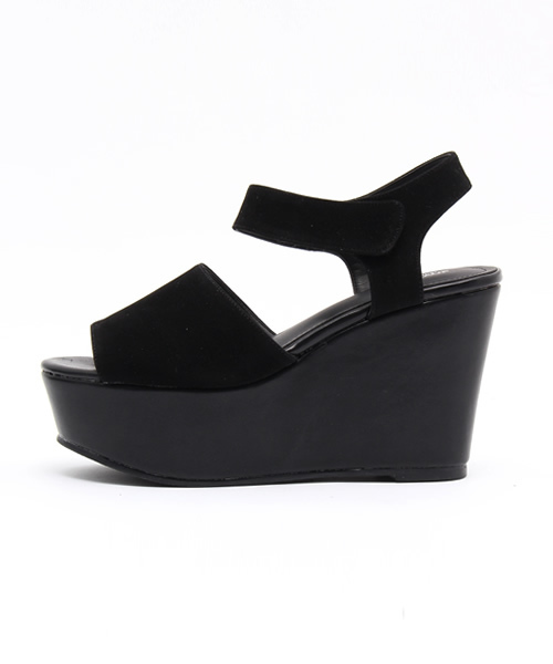 one after another NICE CLAUP（ワンアフターアナザーナイスクラップ）の「【mer11月号掲載 ナイスクラップ】スウェードウェッジサンダル（サンダル・レディース・ベージュ/グレー/ブラック・SMALL/MEDIUM/LARGE）」の4枚目の写真