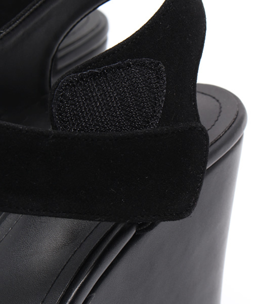 one after another NICE CLAUP（ワンアフターアナザーナイスクラップ）の「【mer11月号掲載 ナイスクラップ】スウェードウェッジサンダル（サンダル・レディース・ベージュ/グレー/ブラック・SMALL/MEDIUM/LARGE）」の8枚目の写真