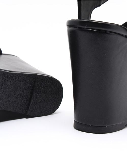 one after another NICE CLAUP（ワンアフターアナザーナイスクラップ）の「【mer11月号掲載 ナイスクラップ】スウェードウェッジサンダル（サンダル・レディース・ベージュ/グレー/ブラック・SMALL/MEDIUM/LARGE）」の10枚目の写真