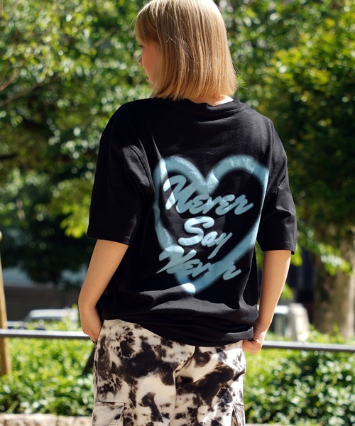 セール】【unisex】スプレー風 ハートロゴ プリントTシャツ