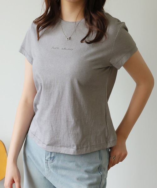 Girly Doll(ガーリードール)の「シンプルロゴTシャツ(Tシャツ/カットソー・レディース・ダークグレー/ホワイト/グレー/ベージュ・F)」の2枚目の写真