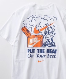 NIKE（ナイキ）の「【NIKE/ナイキ】SWOOSH ワンポイントロゴ＆バック キャラクター イラストデザイン ショートスリーブTシャツ/半袖Tシャツ（Tシャツ/カットソー・メンズ）」