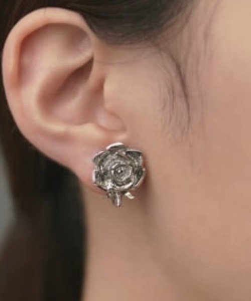 IRIS47（イリスフォーセブン）の「【IRIS 47】bara earring/バラ イヤリング（イヤリング・レディース・ゴールド/シルバー・FREE）」の2枚目の写真