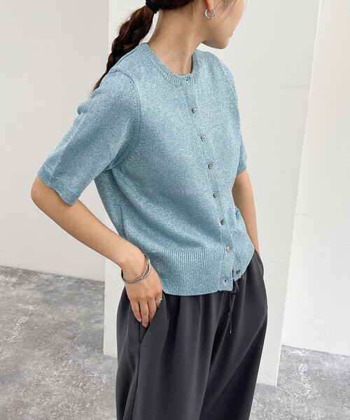 fredy emue（フレディエミュ）の「ラメリリヤーンハート釦半袖カーディガン（ニット/セーター・レディース・グレー/サックスブルー/ゴールド・38）」の2枚目の写真