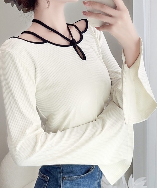 mily bilet（ミウィビレット）の「【mily bilet】程よい肌見せで女性らしく。チョーカー使いパイピング配色袖フレアカットソー（ニット/セーター・レディース・ブラック/グレイッシュベージュ/アイボリー/チャコールグレー・LARGE/MEDIUM/SMALL/X-LARGE）」の2枚目の写真