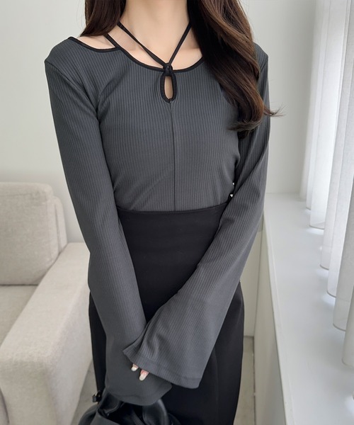 mily bilet（ミウィビレット）の「【mily bilet】程よい肌見せで女性らしく。チョーカー使いパイピング配色袖フレアカットソー（ニット/セーター・レディース・ブラック/グレイッシュベージュ/アイボリー/チャコールグレー・LARGE/MEDIUM/SMALL/X-LARGE）」の13枚目の写真