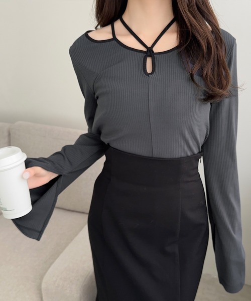 mily bilet（ミウィビレット）の「【mily bilet】程よい肌見せで女性らしく。チョーカー使いパイピング配色袖フレアカットソー（ニット/セーター・レディース・ブラック/グレイッシュベージュ/アイボリー/チャコールグレー・LARGE/MEDIUM/SMALL/X-LARGE）」の14枚目の写真