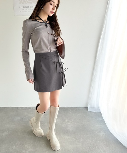 mily bilet（ミウィビレット）の「【mily bilet】程よい肌見せで女性らしく。チョーカー使いパイピング配色袖フレアカットソー（ニット/セーター・レディース・ブラック/グレイッシュベージュ/アイボリー/チャコールグレー・LARGE/MEDIUM/SMALL/X-LARGE）」の19枚目の写真
