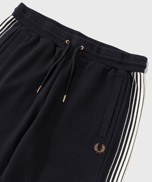 FRED PERRY(フレッドペリー)の「Ombre Stripe Track Pant/オンブルストライプトラックパンツ(スウェットパンツ・メンズ・ネイビー/ブラック・S/XS/M)」の4枚目の写真
