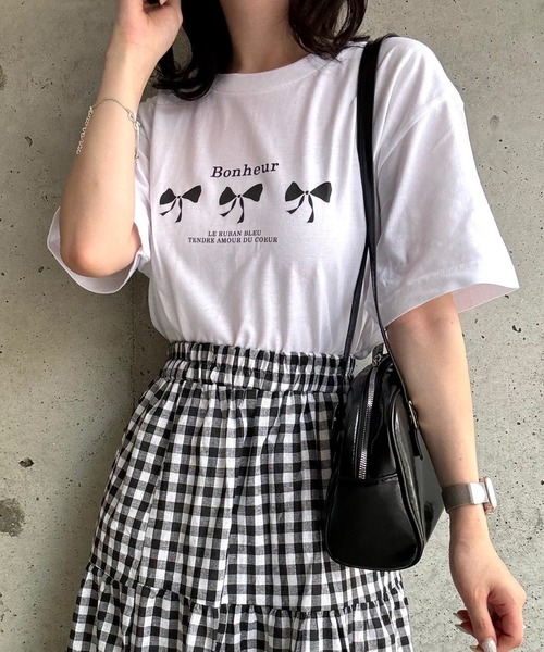 cuorequal(クオレコール)の「ribbonデザインプリント半袖Tシャツ(Tシャツ/カットソー・レディース・ホワイト系その他/ホワイト・LARGE/MEDIUM)」の2枚目の写真