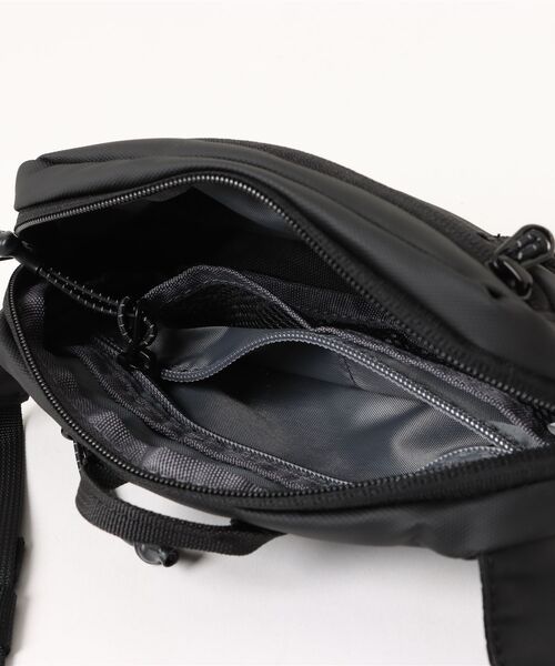 JUGLANS(ユグランス)の「【ELLIKER】SEMER SLING BAG/カラビナ付きスリングバッグ(ボディバッグ/ウエストポーチ・メンズ・ブラック/グリーン/ブルー・FREE)」の6枚目の写真