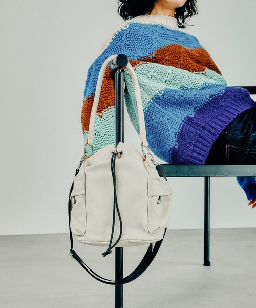 LEPSIM（レプシィム）の「フェイクレザー2WAY巾着ショルダー　152474（ショルダーバッグ・レディース・モカ/ブラック/アイボリー・ONE SIZE）」の2枚目の写真