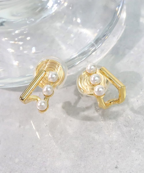 blackdia ocean(ブラックダイヤオーシャン)の「blackdia ocean パールダブルラインピアス/イヤリング(ピアス(両耳用)・レディース・ピンク系その他/ゴールド/ゴールド系その他/ピンク・FREE)」の4枚目の写真