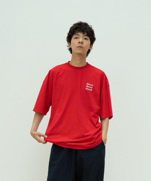 skoool(スクール)の「ロゴデザイン 半袖Tシャツ/フロントプリント × ベーシックシルエット(Tシャツ/カットソー・メンズ・ネイビー/レッド/ホワイト・LARGE/MEDIUM/SMALL)」の4枚目の写真