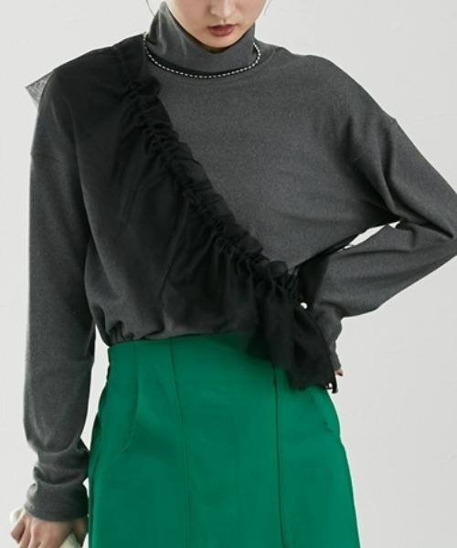 nissen(ニッセン)の「ハイネック肉厚カットソートップス(チュールケープ付)(シャツ/ブラウス・レディース・ブラック/チャコールグレー・S/M/L/LL/3L)」の2枚目の写真