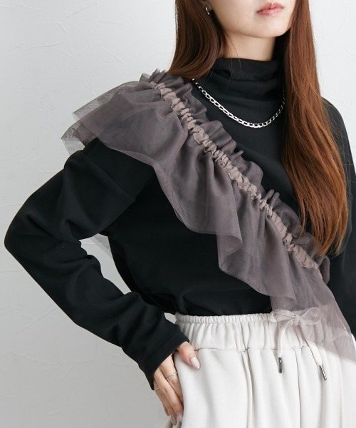 nissen(ニッセン)の「ハイネック肉厚カットソートップス(チュールケープ付)(シャツ/ブラウス・レディース・ブラック/チャコールグレー・S/M/L/LL/3L)」の1枚目の写真