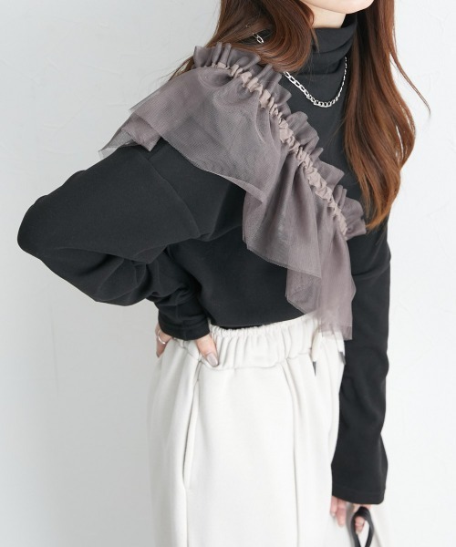 nissen(ニッセン)の「ハイネック肉厚カットソートップス(チュールケープ付)(シャツ/ブラウス・レディース・ブラック/チャコールグレー・S/M/L/LL/3L)」の4枚目の写真