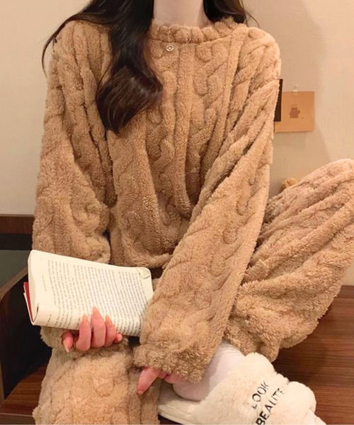 by LEGNA（バイレグナ）の「ボア素材がかわいい　ケーブル編み柄もこもこルームウェア上下セット（ルームウェア/パジャマ・レディース・パープル/ブラウン/グレー/アイボリー/ブルー/ピンク・FREE）」の1枚目の写真