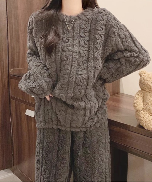 by LEGNA（バイレグナ）の「ボア素材がかわいい　ケーブル編み柄もこもこルームウェア上下セット（ルームウェア/パジャマ・レディース・パープル/ブラウン/グレー/アイボリー/ブルー/ピンク・FREE）」の3枚目の写真