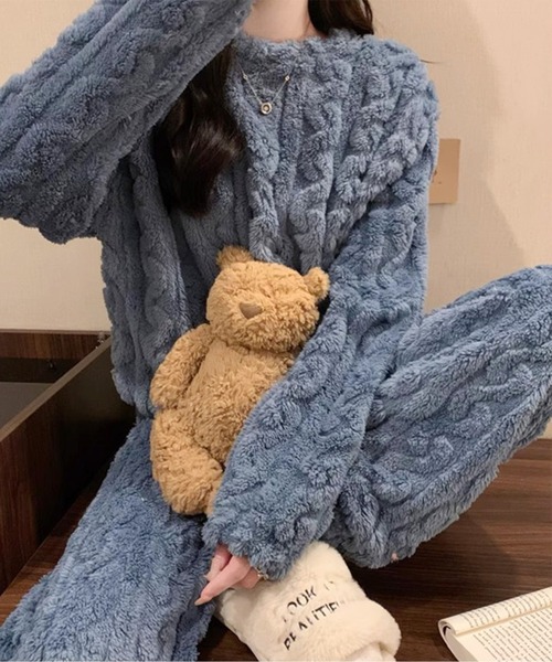by LEGNA（バイレグナ）の「ボア素材がかわいい　ケーブル編み柄もこもこルームウェア上下セット（ルームウェア/パジャマ・レディース・パープル/ブラウン/グレー/アイボリー/ブルー/ピンク・FREE）」の4枚目の写真