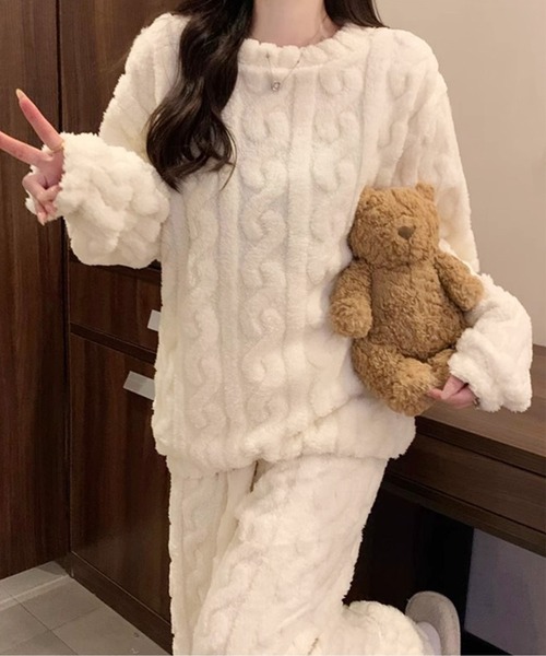 by LEGNA（バイレグナ）の「ボア素材がかわいい　ケーブル編み柄もこもこルームウェア上下セット（ルームウェア/パジャマ・レディース・パープル/ブラウン/グレー/アイボリー/ブルー/ピンク・FREE）」の2枚目の写真