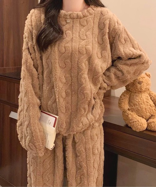 by LEGNA（バイレグナ）の「ボア素材がかわいい　ケーブル編み柄もこもこルームウェア上下セット（ルームウェア/パジャマ・レディース・パープル/ブラウン/グレー/アイボリー/ブルー/ピンク・FREE）」の11枚目の写真