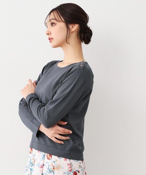 LAURA ASHLEY(ローラアシュレイ)の「【天竺編み】肩ボタン ラメニット(ニット/セーター・レディース・アイボリー/ネイビー・40/38)」の2枚目の写真