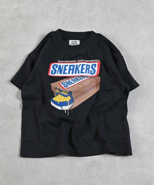 Ocean&Ground(オーシャン&グラウンド)の「COOKIE&SNEAKERSプリントTシャツ(Tシャツ/カットソー・キッズ・イエロー/ホワイト/サンドベージュ/ブラック・140/130/120/110/100/95/90/80)」の1枚目の写真
