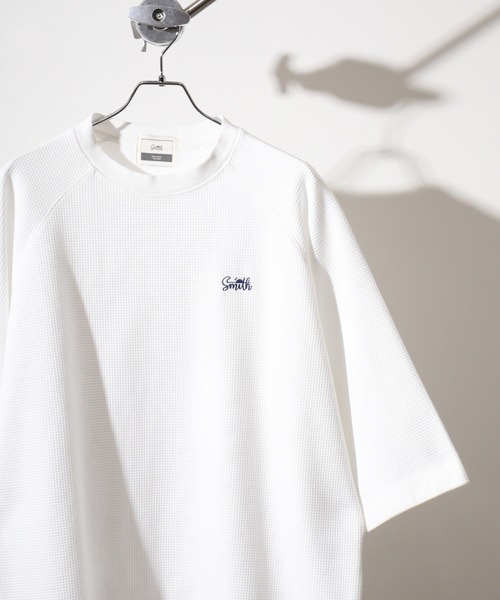 Sunny Smith(サニースミス)の「Sunnysmith ピグメントワッフル ラグランロゴ刺繍Tシャツ(Tシャツ/カットソー・メンズ・ホワイト/スミクロ・L/M)」の1枚目の写真