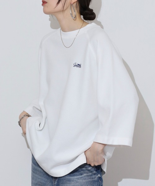 Sunny Smith(サニースミス)の「Sunnysmith ピグメントワッフル ラグランロゴ刺繍Tシャツ(Tシャツ/カットソー・メンズ・ホワイト/スミクロ・L/M)」の7枚目の写真
